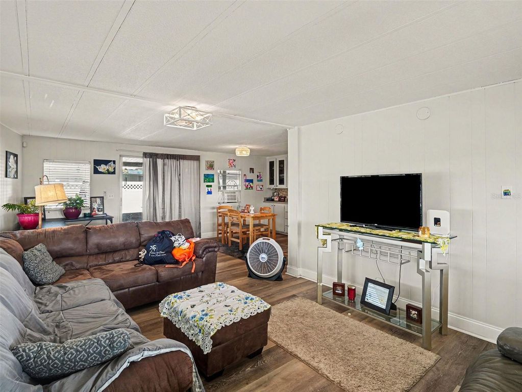 Image 7 of property listing at 309 50TH AVENUE TERRACE E, Bradenton, FL 34203