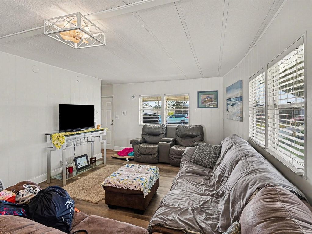 Image 8 of property listing at 309 50TH AVENUE TERRACE E, Bradenton, FL 34203