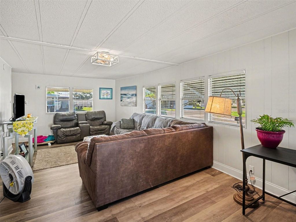 Image 10 of property listing at 309 50TH AVENUE TERRACE E, Bradenton, FL 34203