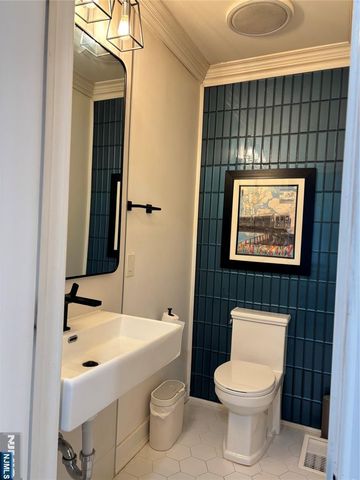 287 Gifford Place, Teaneck, NJ 07666