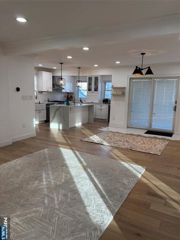 287 Gifford Place, Teaneck, NJ 07666