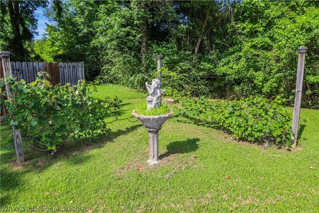 300 N 4th Street, Lavaca, AR 72941