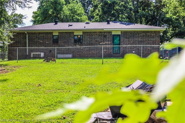 300 N 4th Street, Lavaca, AR 72941