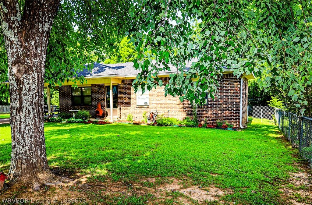 300 N 4th Street, Lavaca, AR 72941