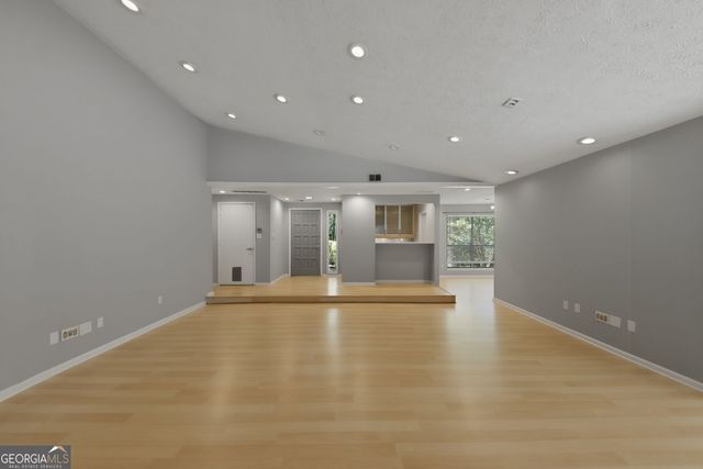 375 Creekside Court, Roswell, GA 30076