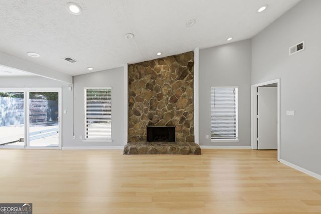 375 Creekside Court, Roswell, GA 30076