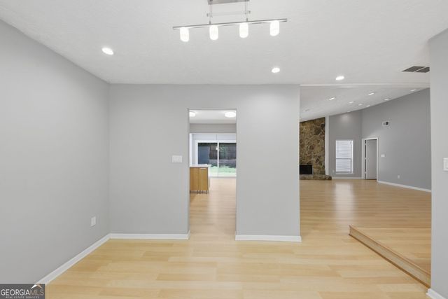 375 Creekside Court, Roswell, GA 30076