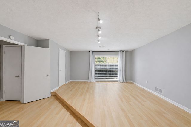 375 Creekside Court, Roswell, GA 30076
