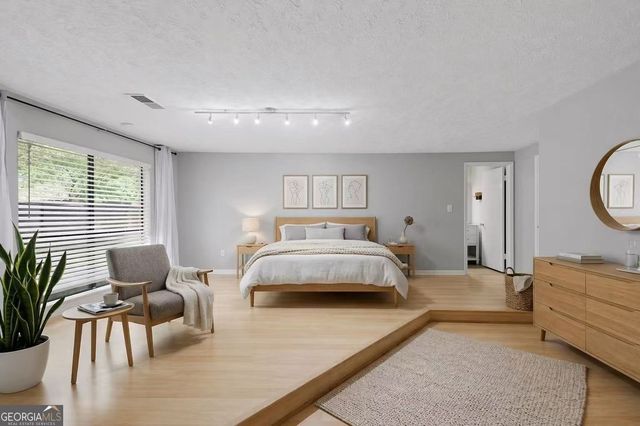 375 Creekside Court, Roswell, GA 30076