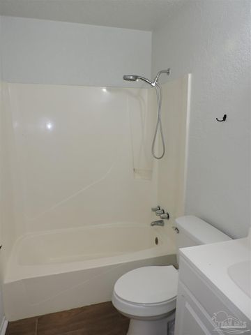 5720 Fairway Dr, Milton, FL 32570