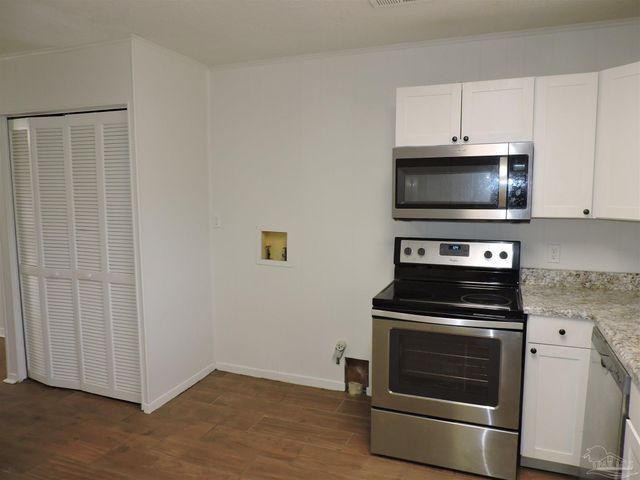 5720 Fairway Dr, Milton, FL 32570