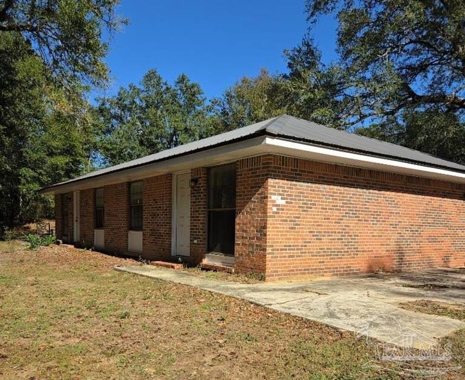 5720 Fairway Dr, Milton, FL 32570