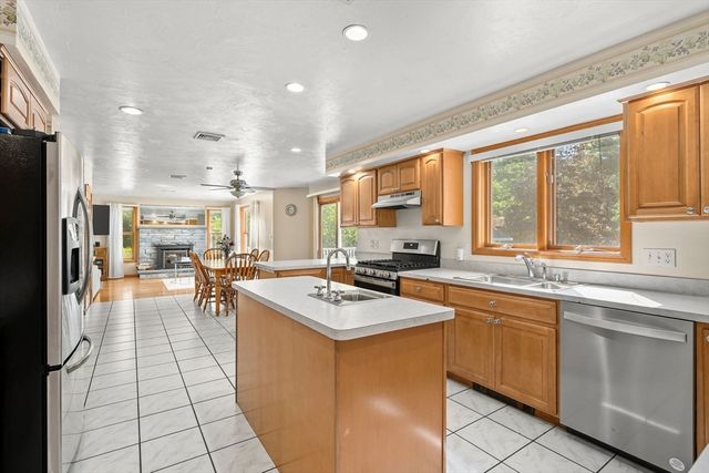 1 Pat Rose Way, Rockland, MA 02370