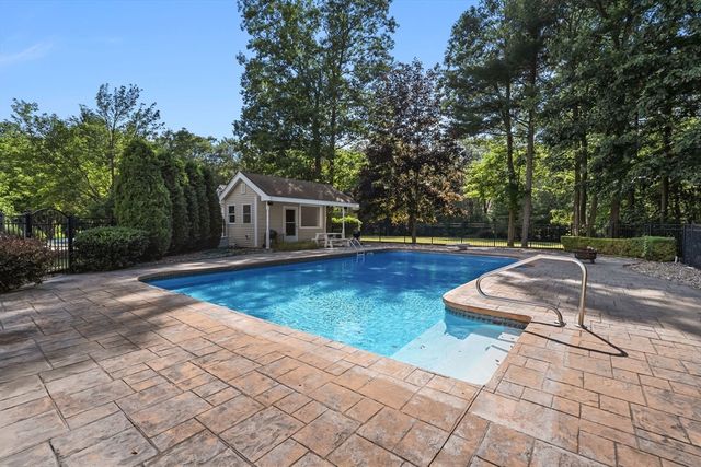 1 Pat Rose Way, Rockland, MA 02370