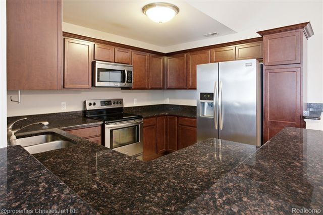 8413 Heywood Circle, Sterling Heights, MI 48312