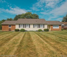 1382 Peachwood Drive, Flint Charter Township, MI 48507