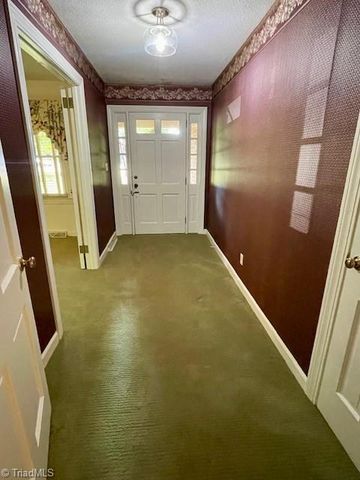 10 Woodcrest Drive, Lexington, NC 27295