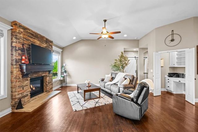 19421 W 200th Terrace, Spring Hill, KS 66083