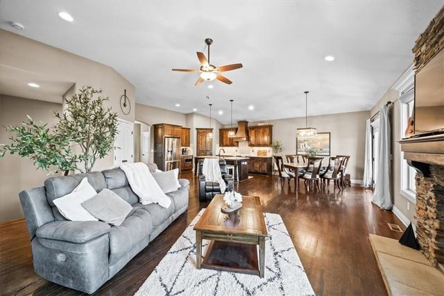 19421 W 200th Terrace, Spring Hill, KS 66083
