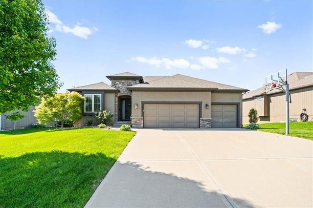 19421 W 200th Terrace, Spring Hill, KS 66083