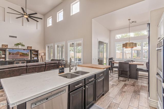 860 E OAKLAND Street, Gilbert, AZ 85295