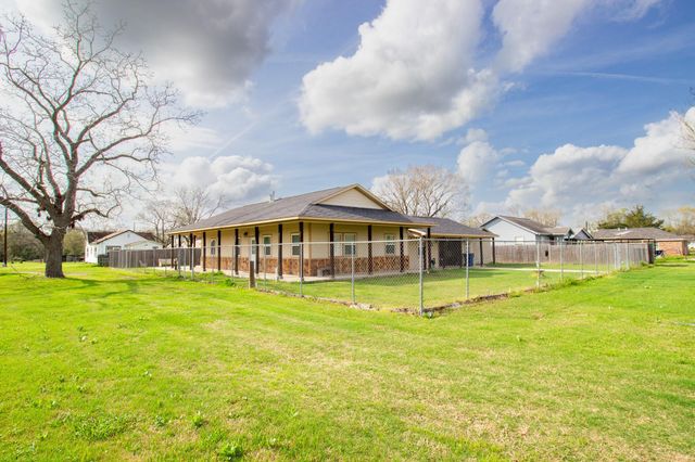 1245 4th St, Hempstead, TX 77445