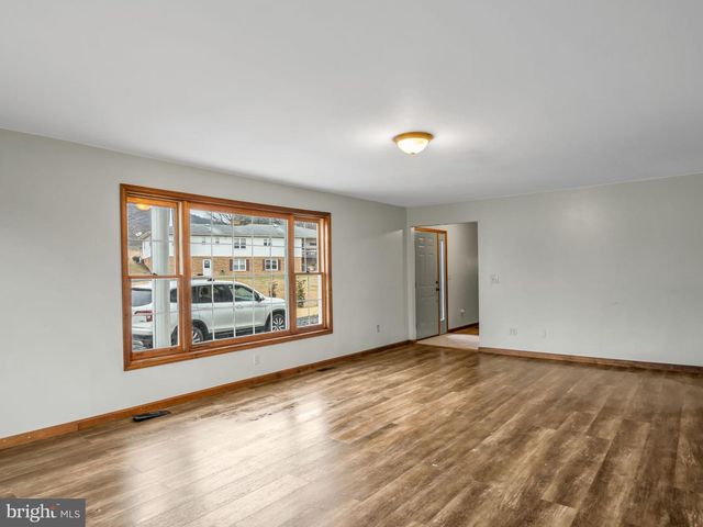 7 CLEAR SPRINGS RD, Dillsburg, PA 17019