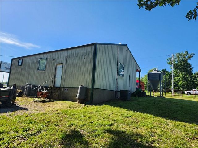 10909 7 Highway, Clinton, MO 64735