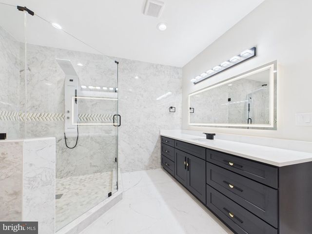 9900 BARBARA ANN LN, Fairfax, VA 22032