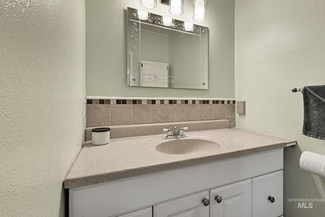 1995 N Wilmington Dr, Boise, ID 83704