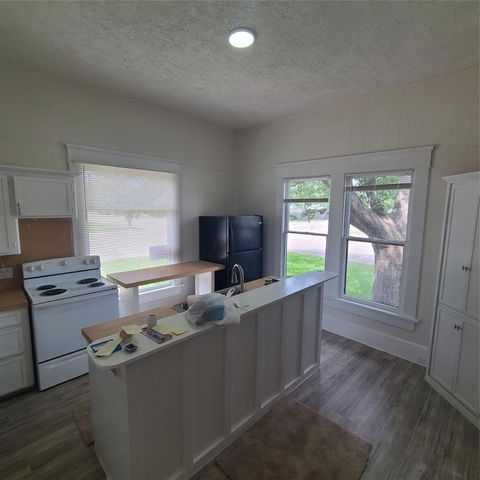 615 E Washington ST, Giddings, TX 78942