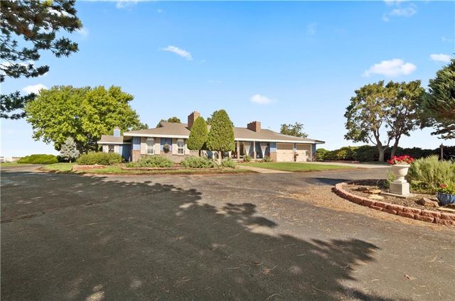 2950 W Eagle View, Garden City, KS 67846