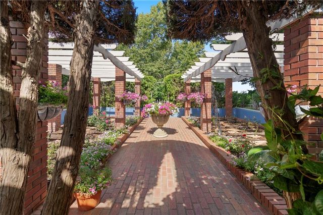 2950 W Eagle View, Garden City, KS 67846