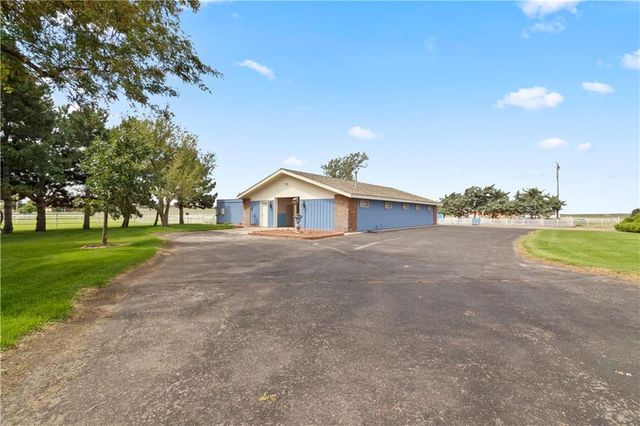 2950 W Eagle View, Garden City, KS 67846