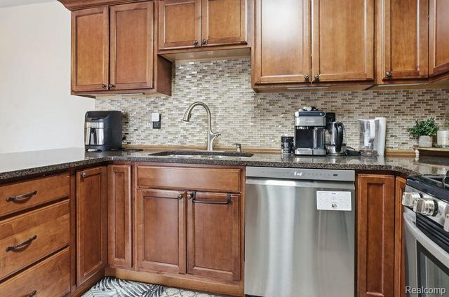 2679 Roundtree Drive, Troy, MI 48083