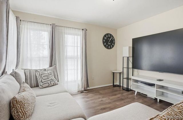 2679 Roundtree Drive, Troy, MI 48083