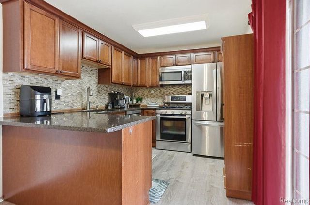 2679 Roundtree Drive, Troy, MI 48083