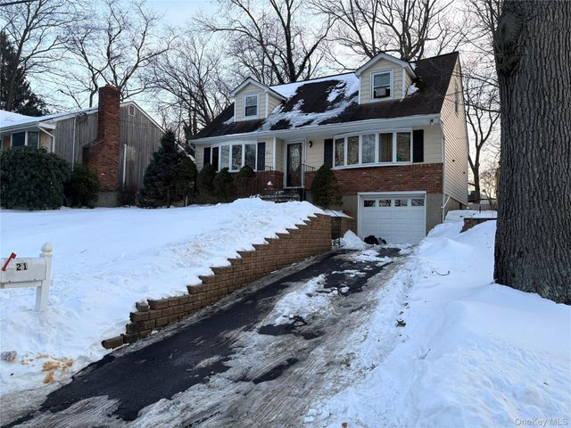 21 Valleywood Drive, Huntington Station, NY 11746