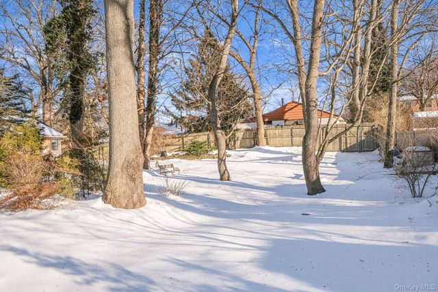 21 Valleywood Drive, Huntington Station, NY 11746