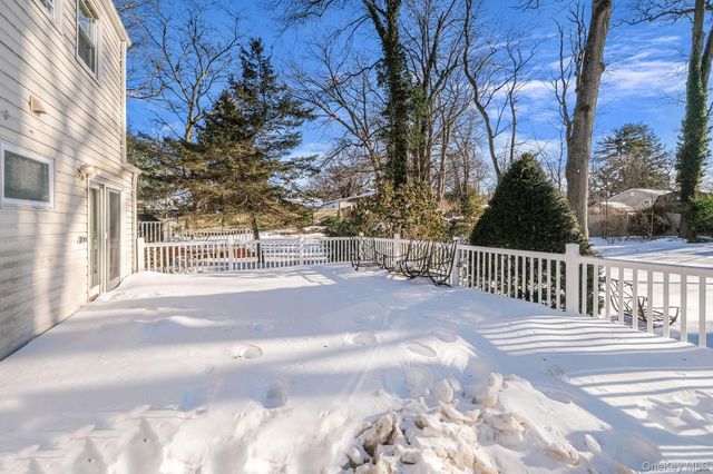 21 Valleywood Drive, Huntington Station, NY 11746