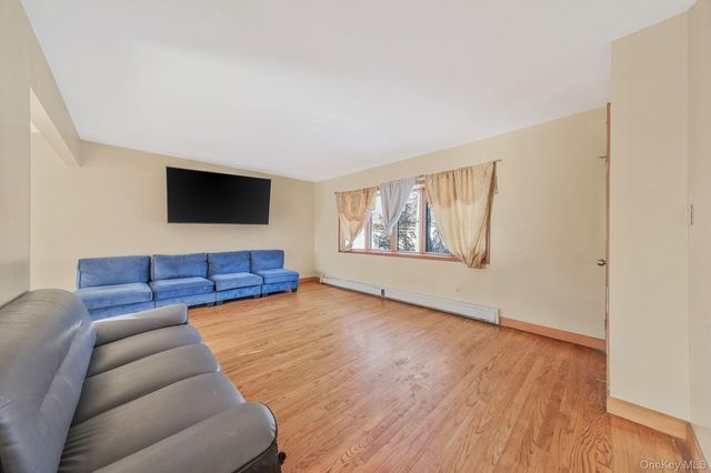 21 Valleywood Drive, Huntington Station, NY 11746