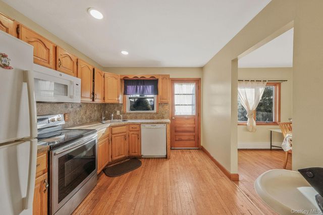 21 Valleywood Drive, Huntington Station, NY 11746