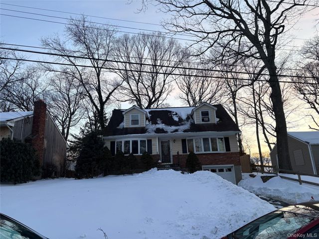 21 Valleywood Drive, Huntington Station, NY 11746