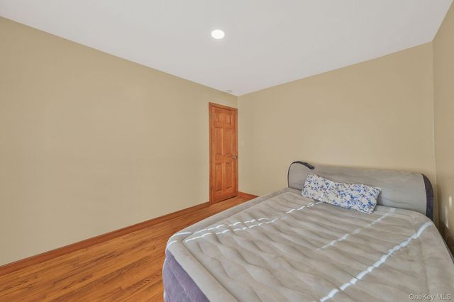 21 Valleywood Drive, Huntington Station, NY 11746