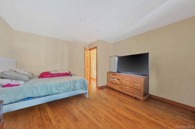 21 Valleywood Drive, Huntington Station, NY 11746