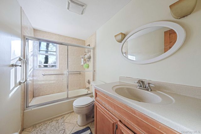 21 Valleywood Drive, Huntington Station, NY 11746