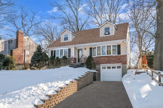 21 Valleywood Drive, Huntington Station, NY 11746