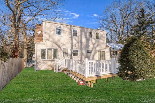 21 Valleywood Drive, Huntington Station, NY 11746