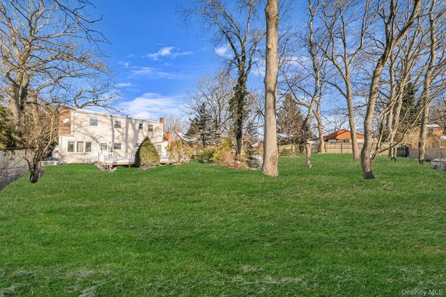 21 Valleywood Drive, Huntington Station, NY 11746