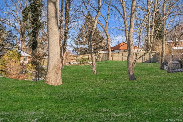 21 Valleywood Drive, Huntington Station, NY 11746